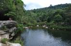 O belo poço alimentado por uma cachoeira no Rio Blanco National Park, no sul de Belize